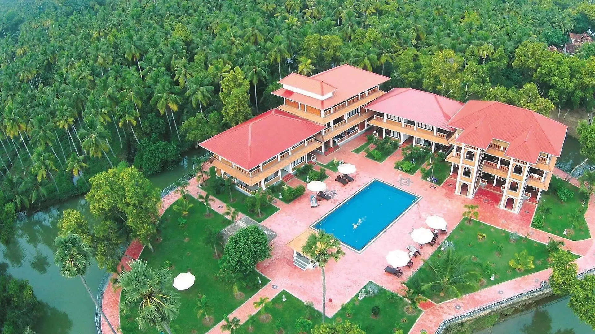 ホテル イソラ ディ コッコ Poovar インド